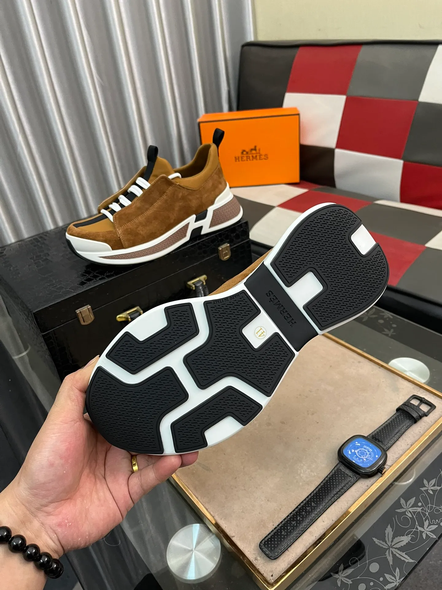 Men's shoes 💰: 560⌚️⌚️[Hermes] New sports shoes Hermès are the most comfortable shoes, no one else⃣️, they are very light on the feet and very good-looking, you will not feel tired when you go shopping and running around 👍 Very light and comfortable, extremely light, perfect for both sports and leisure! It’s up to you to choose, there’s always what you want~ Comes with a full set of packaging gift bags and invoices ✔️Fabric: imported first-layer cowhide ✔️Inner lining: breathable mesh ✔️Outsole: genuine leather bottom ✔️Size: Men 38-44 (45 custom-made) 5️⃣colors available